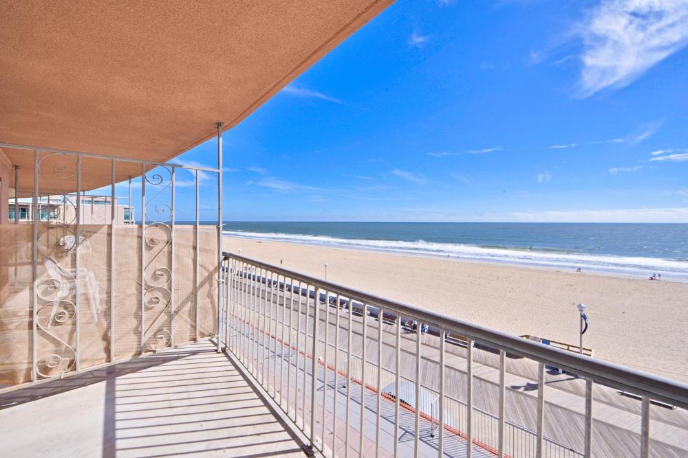 Direct Ocean Front with Two Queen beds - Non Smoking  interior